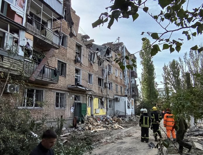 Een flatgebouw van vijf verdiepingen geraakt door Russische beschietingen, waarvan de twee bovenste volledig zijn verwoest.