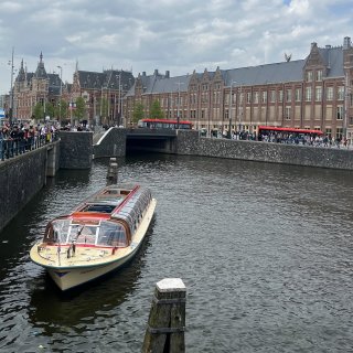 Man with drugs flees police and jumps into water at central station