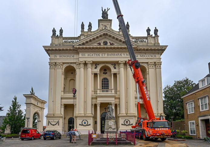 Bij de Basiliek worden de lagers van de klokken vernieuwd.