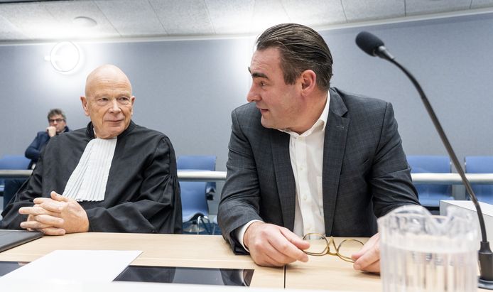 Richard de Mos(rechts) en zijn advocaat Peter Plasman in de rechtbank.