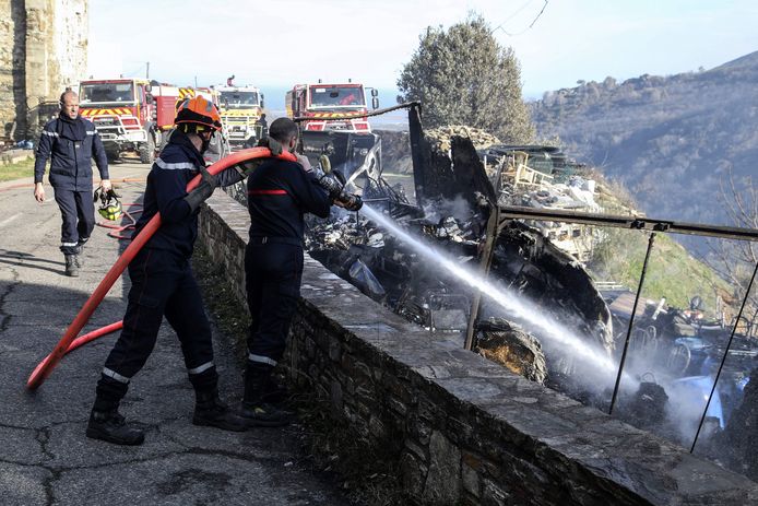 Corsicaanse brandweerlui gaan een natuurbrand te lijf in Biguglia, in het noordoosten van Corsica.