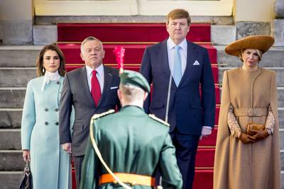 Koninginnen Máxima en Rania bekijken werk van Mondriaan