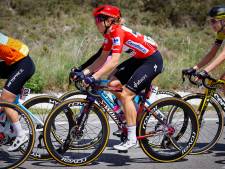 Demi Vollering grijpt naast etappewinst, maar gaat steviger aan de leiding in Vuelta