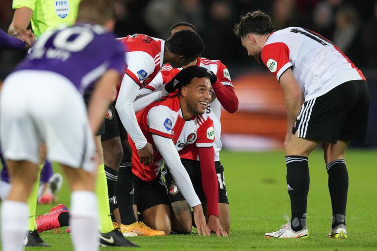 Cyriel Dessers (hier op de knieën, met voor hem Orkun Kökcü) was voor de derde keer in acht dagen het middelpunt van de feestvreugde bij Feyenoord. Hij maakte in blessuretijd de 1-0 tegen AZ.  Beeld ANP