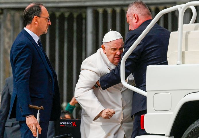 De paus wordt in de pausmobiel geholpen na de wekelijkse audiëntie op het St. Pietersplein in Rome.
