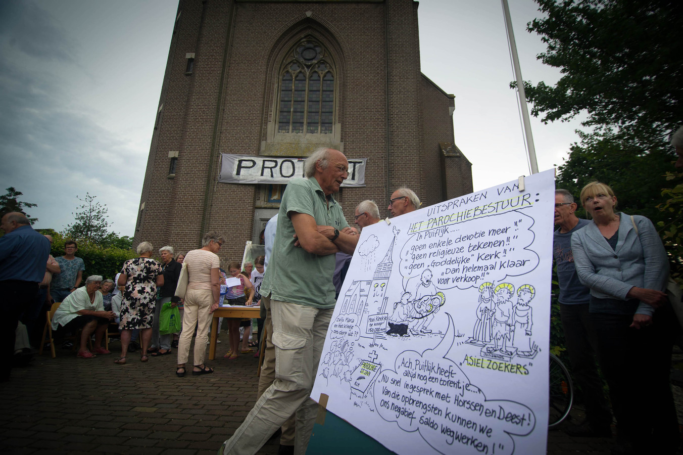 Puiflijk in protest tegen kerksluiting Foto gelderlander.nl