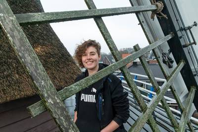 Pas 18 jaar, maar Rosalie uit Ermelo is molenaar: ‘Ik heb een klap van de molen gehad’