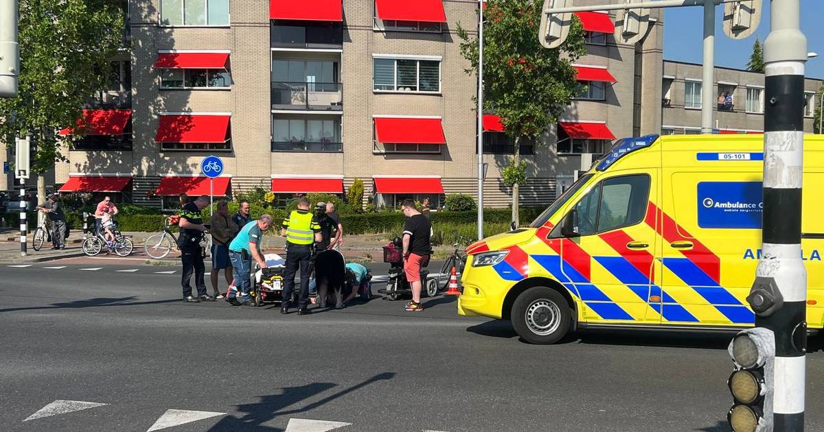 Man op scootmobiel met onbekend letsel naar ziekenhuis na aanrijding op Almelose kruising.