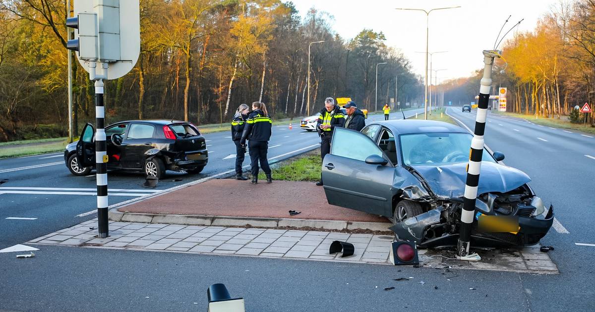 Bestuurster gewond bij kop-staartbotsing in Apeldoorn: veel schade aan auto’s en verkeerslicht.