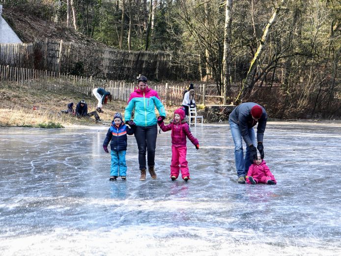 Kinderen en ouders schaatsen in de bossen bij Zeist.