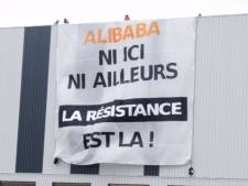 Une bannière déployée sur l’un des futurs entrepôts d’Alibaba: “Ni ici, ni ailleurs”
