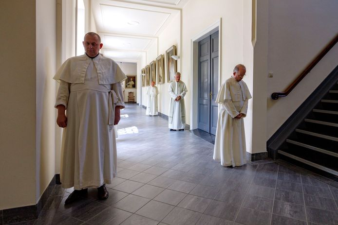 De middagviering met de norbertijnen in de kapel, de broeders stellen zich op voor binnentreding.