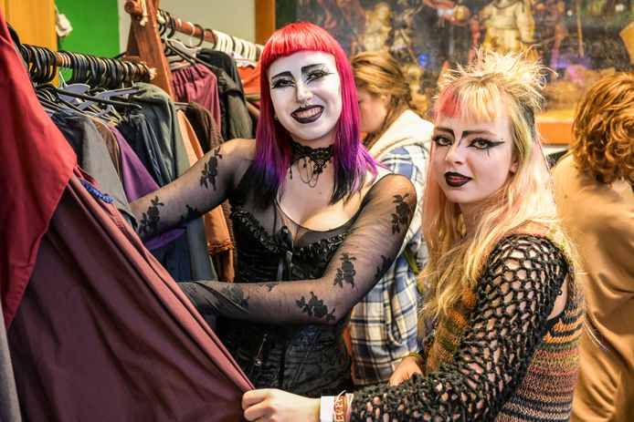 Donna (links) en Deva snuffelen tussen de heksenkleding tijdens het Heksfest in wijkcentrum Schadewijk.