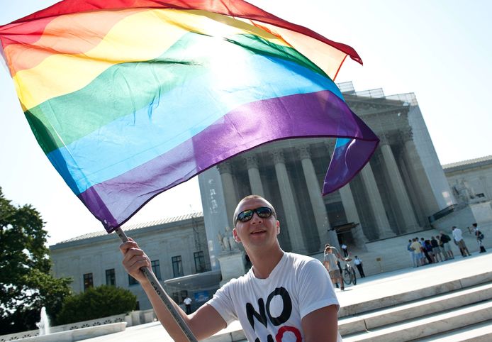 Een homorechtenactivist zwaait met een regenboogvlag voor het Amerikaanse Hooggerechtshof (archiefbeeld).
