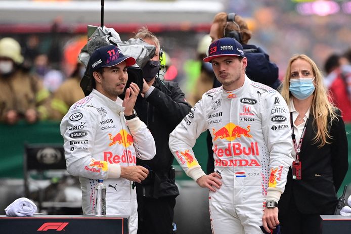 Max Verstappen (r) en collega Sergio Perez.