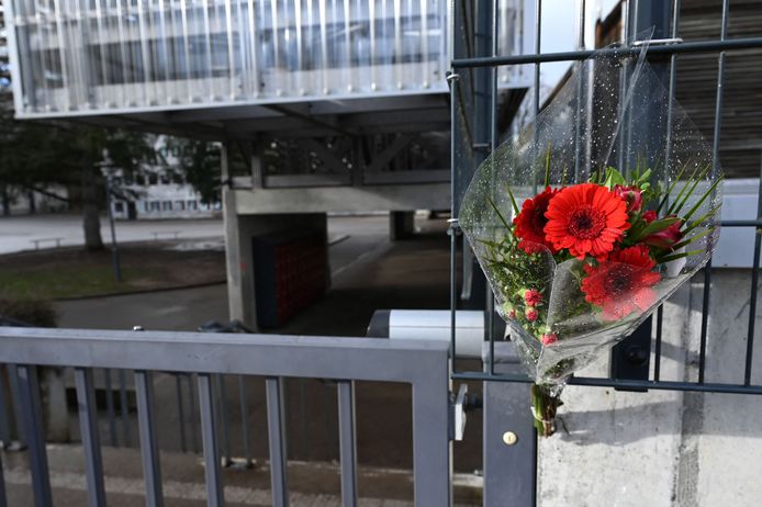 Bloemen aan de hoofdingang van de school van Lucas.