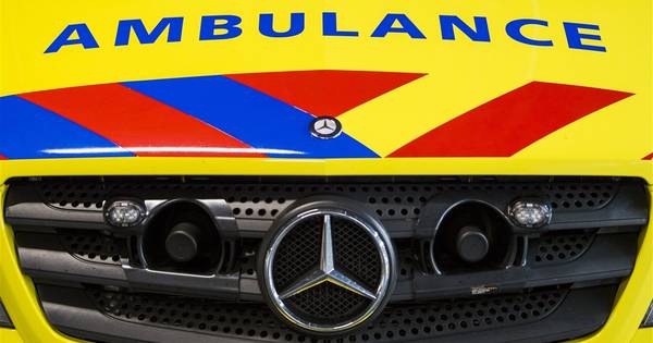 86-jarige zwaargewond na aanrijding, drietal in auto slaat op de vlucht