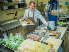 Daar gaat het culinaire hapje in het plastic bakje: Even slikken voor chef-koks van toprestaurants