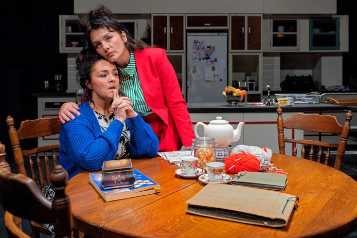 Het publiek schuift letterlijk aan bij de ronde houten keukentafel bij actrices Sabine Beens (l) en Evrim Akyigit. De voorstelling Ons Moeder is vanaf 6 mei te zien bij De Verkadefabriek in Den Bosch.