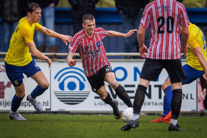 Urk, hier in het rood-witte uitshirt met Lucas Schraal aan de bal, pakte de volle buit op bezoek bij Staphorst.