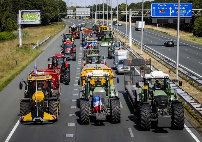 Tractors rijden op de A35 ter hoogte van Bornerbroek in de richting van Enschede. Door de langzaam rijdende landbouwvoertuigen is er vertraging.