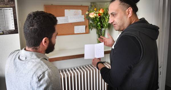 Leuth steunt ‘zijn’ vluchtelingen met bloemen en kaarten na steen door de ruit