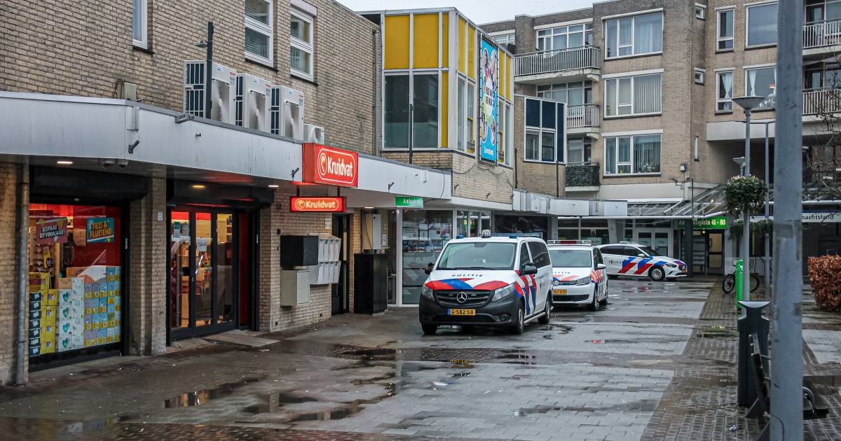 Weer een overval op Ambachtsplein man bedreigt personeel Kruidvat met mes 112 nieuws Rotterdam AD