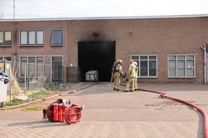 Opnieuw problemen in dit pand aan de 1e Industrieweg in Hattem. Deze keer geen feest of illegale sigaretten, maar afgelopen zondag was er brand.