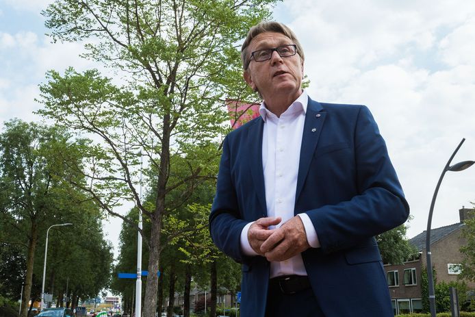 De kersverse wethouder Jaap Oosterveld opent een bomenroute in Dronten, juli 2018.