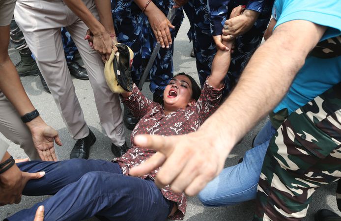 De politie in India hield meerdere mensen aan die vandaag demonstreerden tegen het gebruik van Pegasus-spionagemateriaal.