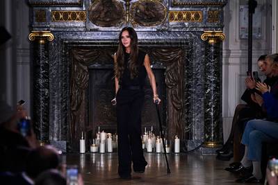“Luxe discret” et pied dans le plâtre: Victoria Beckham fait sensation à Paris