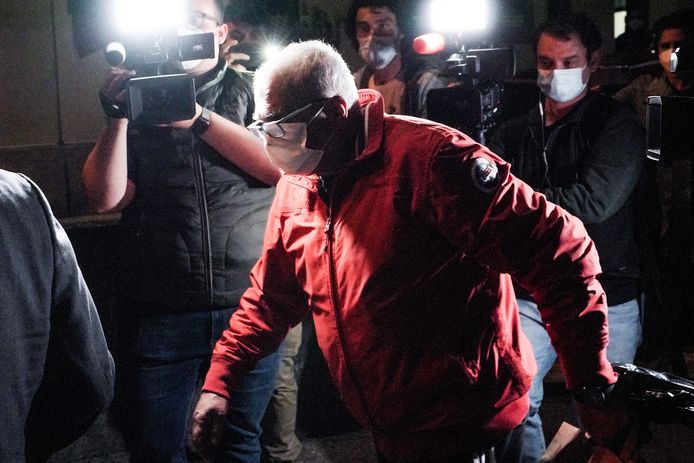 Eén van de verdachten verlaat de gevangenis. Hij is onder huisarrest geplaatst.