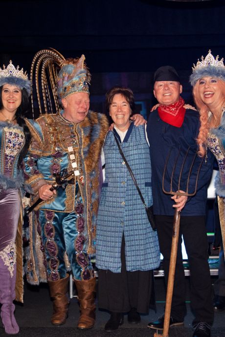 Als profvoetbal, uitgaan en glow met vol publiek kunnen, dan mogen burgemeesters carnaval en sinterklaas niet weigeren