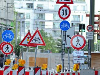 ‘Krankzinnig en verwarrend’: in Duitse straat staat om de twee meter een verkeersbord