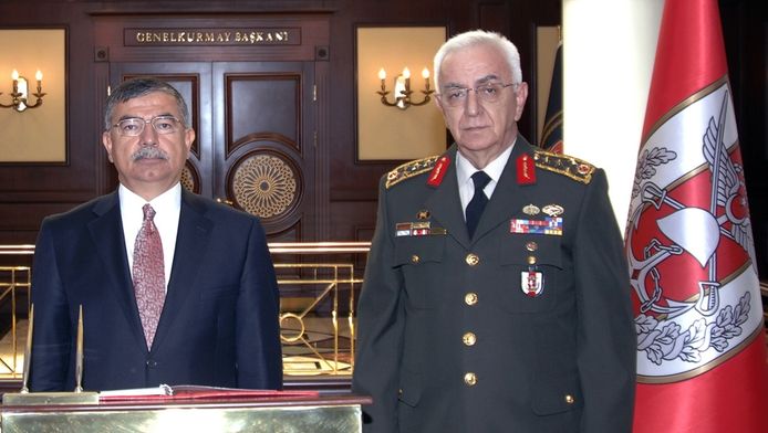 Ismel Yilmaz (l) met de voormalige legerchef Isik Kosaner.
