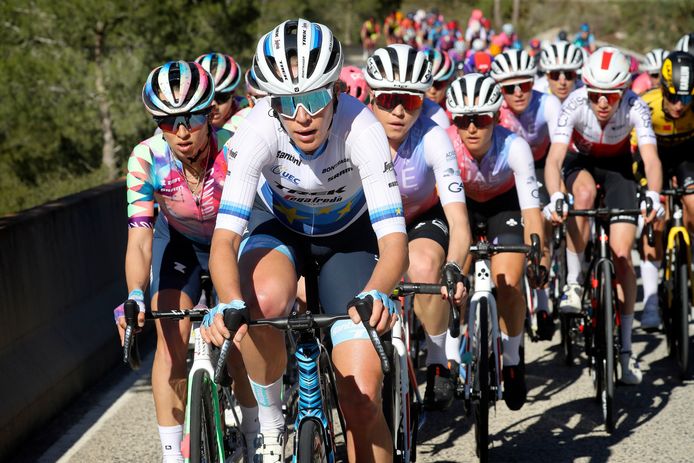 Ellen van Dijk op kop van het peloton.