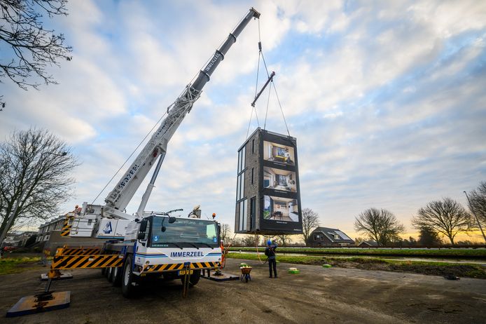 Een flexwoning wordt geplaatst.