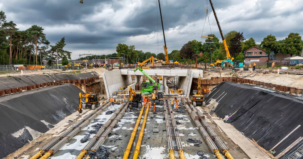 Hydraulische pompen duwen de tunnelbak in Rijen gestaag onder het spoor ...