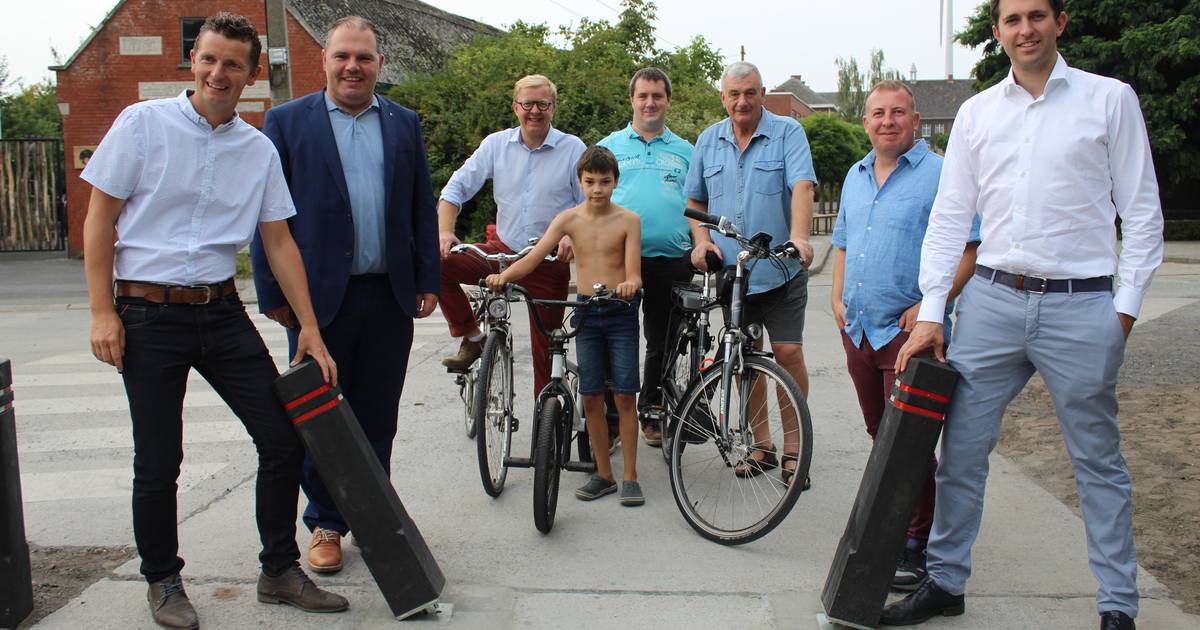 Paaltjes moeten verkeerschaos aan school Braambos ...