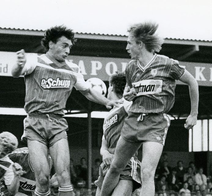 Martin Wiggemansen (links) in actie voor PEC, in het duel met FC Twente.