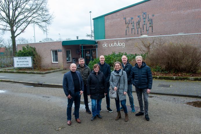 Leden van de werkgroep Sportvoorzieningen Bathmen voor de verouderde sporthal De Uutvlog. V.l.n.r: Gerrit Nikkels, Johan Roetert, Reineke IJspeert, Freek van Hasz, Odette Guijt, Wim Holmer en Marcel Elferink.