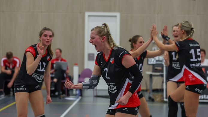 Vreugde bij  Apollo 8-speelster Charlotte Haar (2) na weer een punt. Rianne Vos (links) ziet dat het goed is.