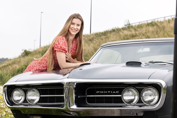 Kaylee Bonte met de Pontiac Firebird 400 van haar overleden vader.