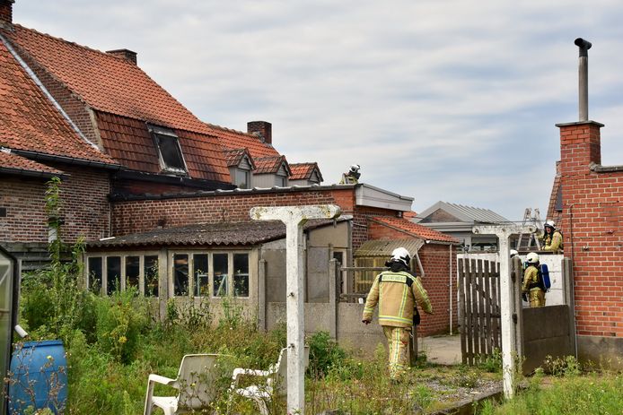 De brand hield vooral lelijk huis aan de achterzijde van de rijwoning langs de Komerenstraat in Geluwe, maar de woning is helemaal verloren.