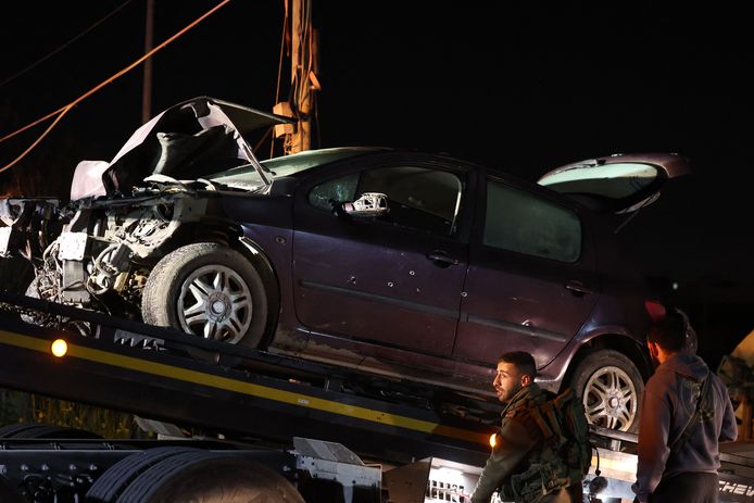 De wagen waarmee de Palestijn inreed op het Israëlische voertuig wordt weggetakeld.