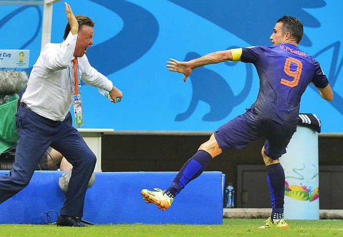 Robin van Persie (R) juicht met bondscoach Louis van Gaal na zijn doelpunt tegen Spanje.