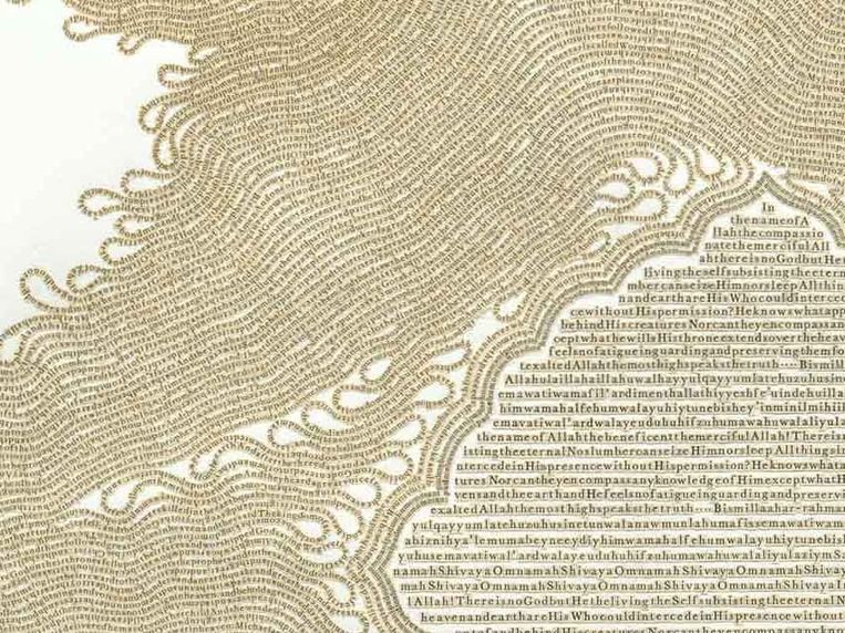 'Throne', de tekst van het bijbelboek Openbaring, gemaakt met letters uit de Koran. Rechtsonder staat een gebed uit de Koran. Beeld Meg Hitchcock