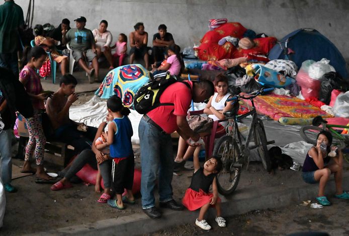 Ontheemden onder een brug in de wijk Chamelecon in het Hondurese San Pedro Sula.