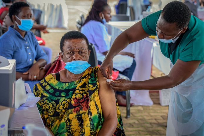 Een vrouw krijgt een coronavaccin in Kampala, Oeganda.