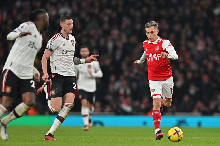 Invaller Leandro Trossard rukt op met de bal in de klassieker tegen Manchester United, in het Emirates Stadium in Londen. Beeld AFP